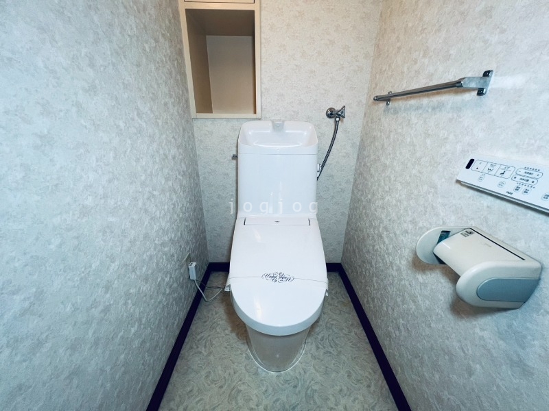 トイレ　嬉しい温水洗浄便座付きのトイレです。