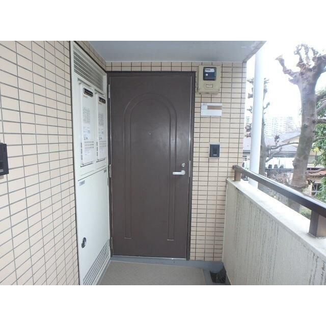 都営大江戸線 練馬春日町駅 徒歩15分 4階建 築39年の玄関写真