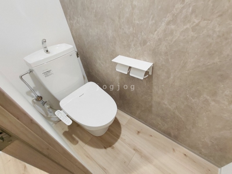 トイレ　嬉しい温水洗浄便座付きのトイレです。