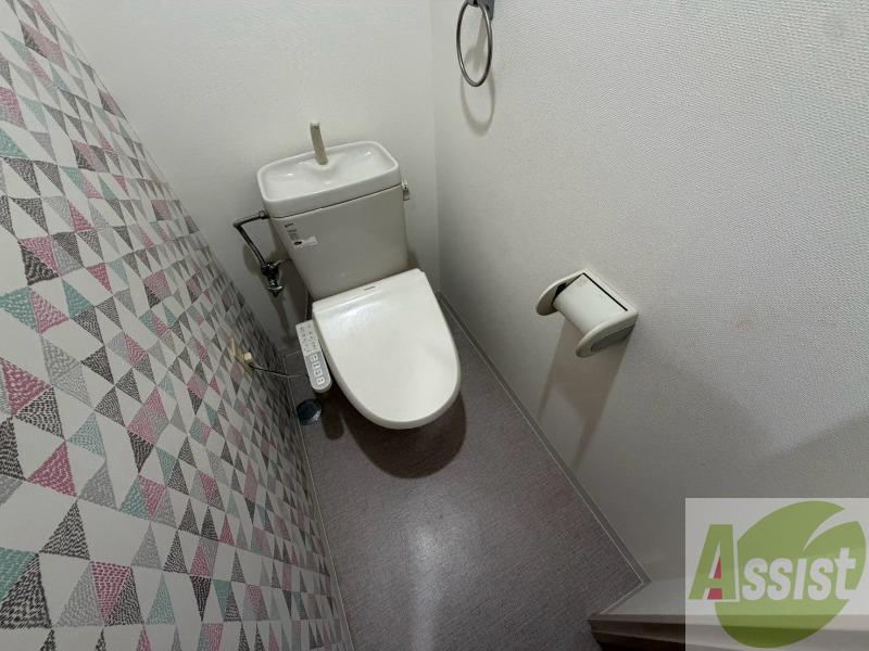トイレ　ウォシュレット機能がついたトイレです。安心して使用できます。