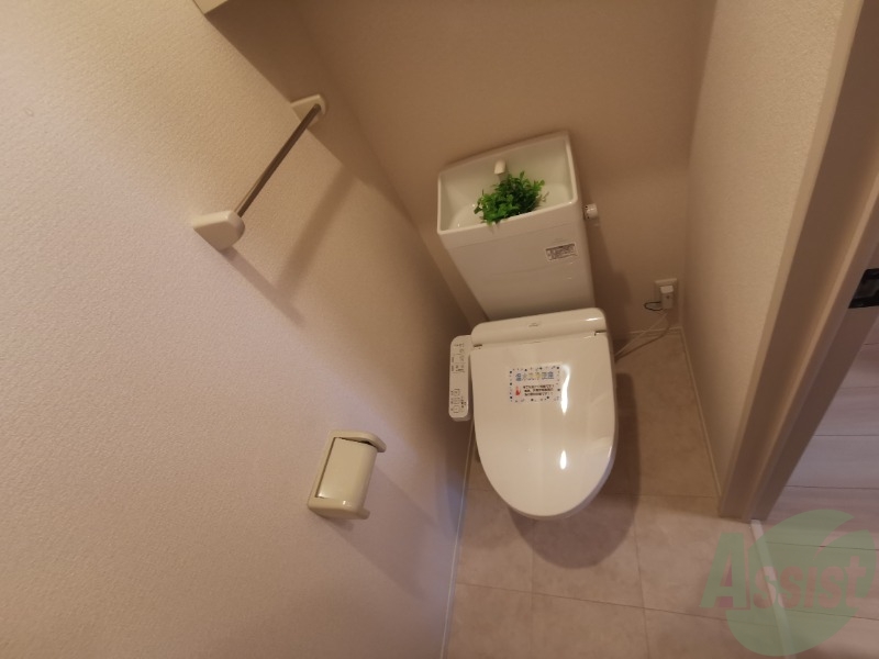 トイレ　温水洗浄便座付きのトイレは、使用しやすくうれしいですね。