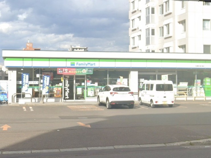 コンビニ　ファミリーマート札幌宮の森3条店（コンビニ）まで226m