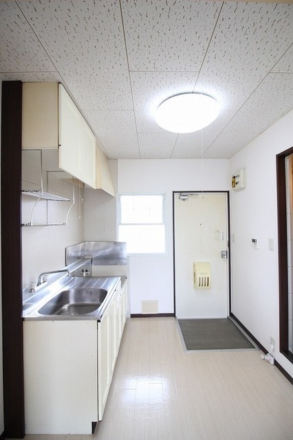 キッチン　※写真は１０３号室のもの。