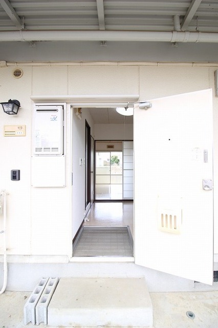 玄関　※写真は１０３号室のもの。