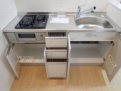 キッチン　ガスコンロとグリル付システムキッチン