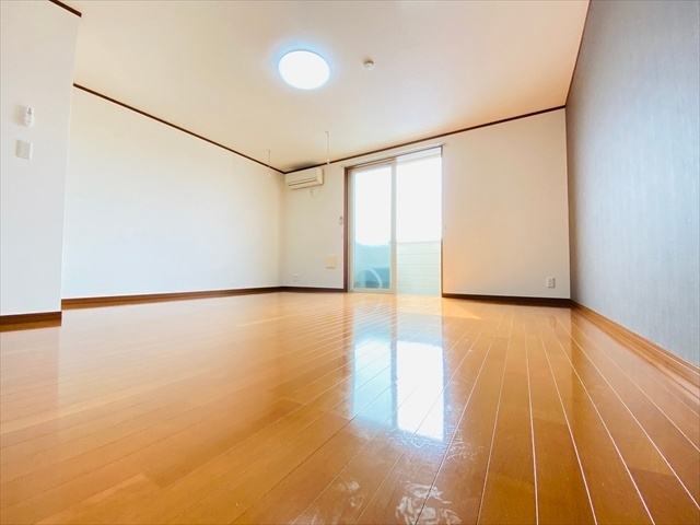 居室・リビング　同一建物内２０５号室内装写真転載