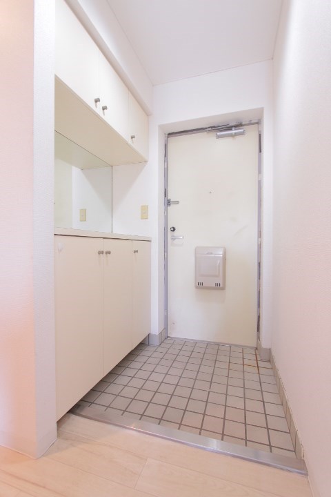 ＪＲ総武線 船橋駅 徒歩12分 4階建 築37年の玄関写真