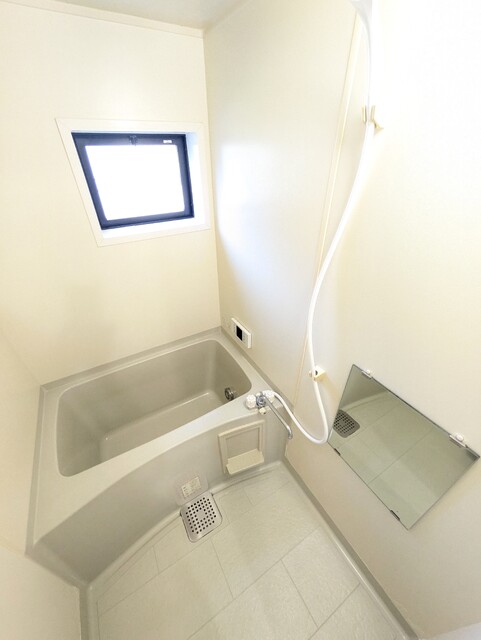 バス・シャワールーム　★★お風呂には換気に便利な窓がついています♪★★