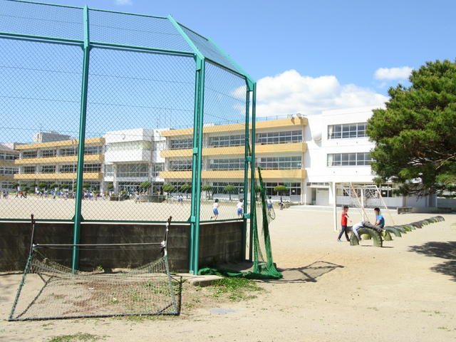 小学校　亘理町立逢隈小学校（小学校）まで800m