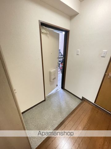 ＪＲ京浜東北線 北浦和駅 徒歩16分 3階建 築32年の玄関写真