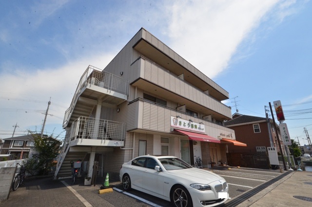 建物外観　敷地内に居住者専用のごみ置き場があります