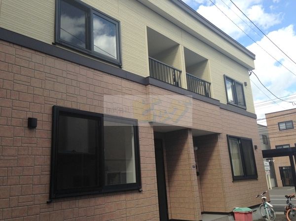 建物外観　省電力エアコンと給湯器エコキュートで経済的なオール電化です♪