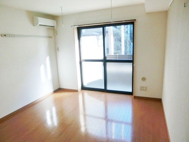 居室・リビング　8帖の洋室です