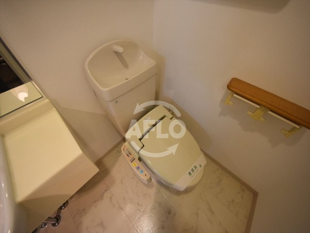 トイレ　S-CREA御堂筋本町　温水洗浄便座