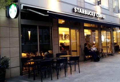 飲食店　スターバックスコーヒー白金高輪店（飲食店）まで633m