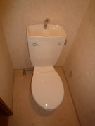 トイレ　落ち着いた色調のトイレです