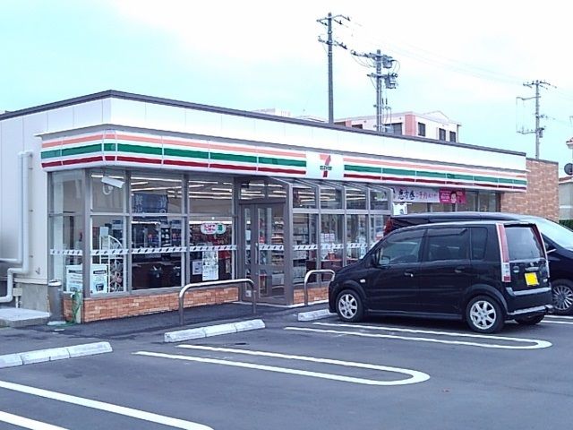 コンビニ　セブンイレブン沖縄高原６丁目店（コンビニ）まで110m