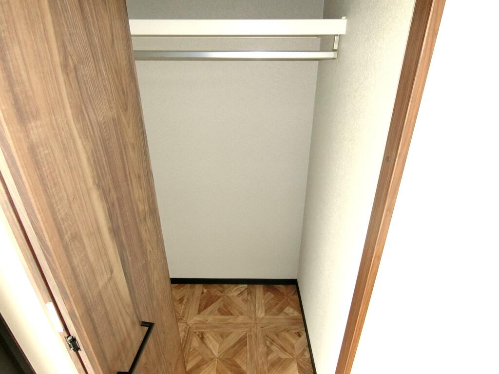 収納　ハンガーパイプ付の大容量のウォークインクローゼットです☆