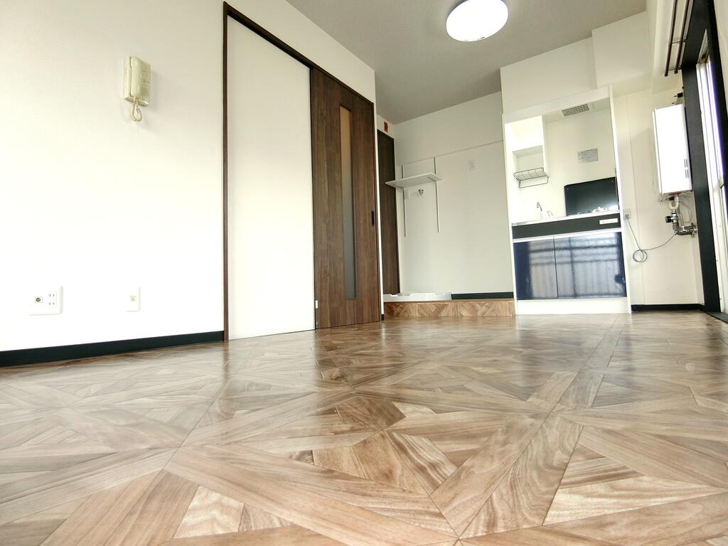 居室・リビング　エアコン・照明を完備で２面採光の明るいお部屋です☆