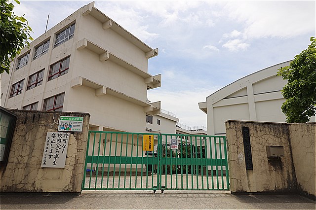 小学校　大東市立泉小学校（小学校）まで552m