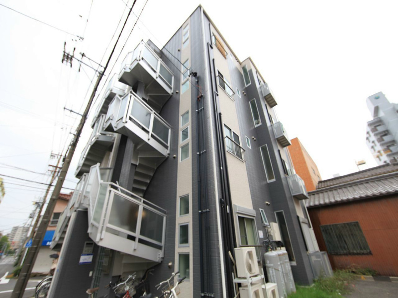 名古屋市熱田区三本松町のアパートの建物外観
