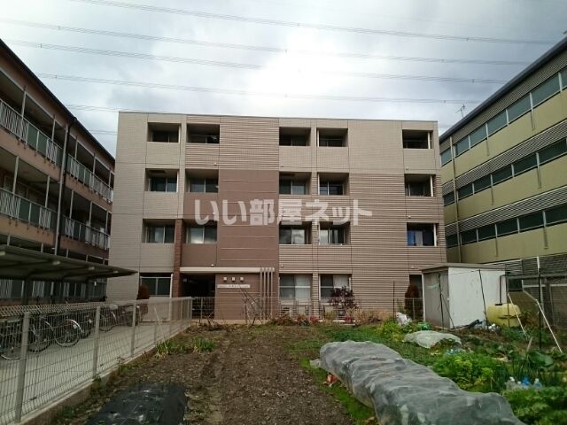 京田辺市三山木中央のマンションの建物外観
