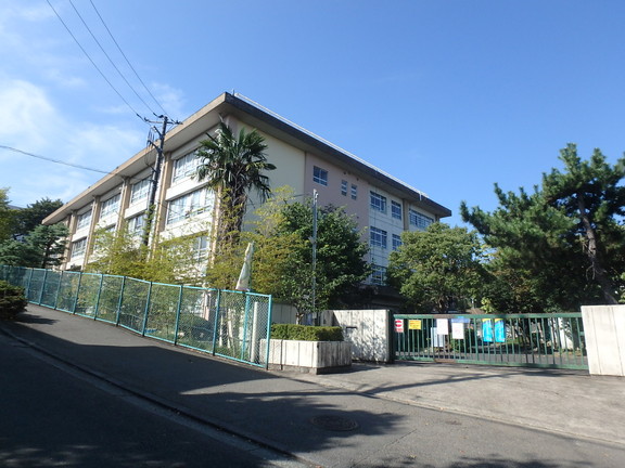 【川崎市宮前区西野川のマンションの小学校】