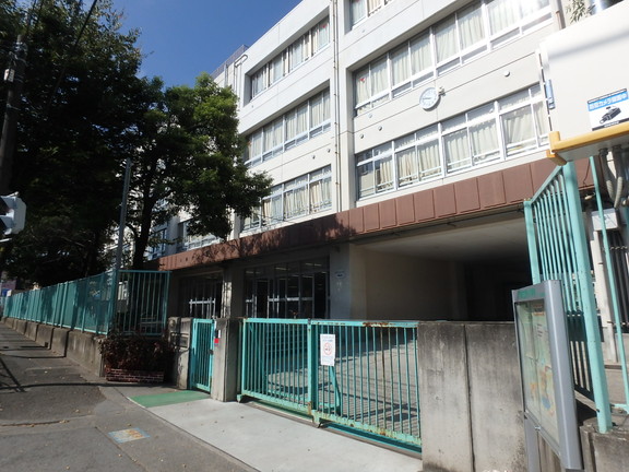 【川崎市宮前区西野川のマンションの小学校】