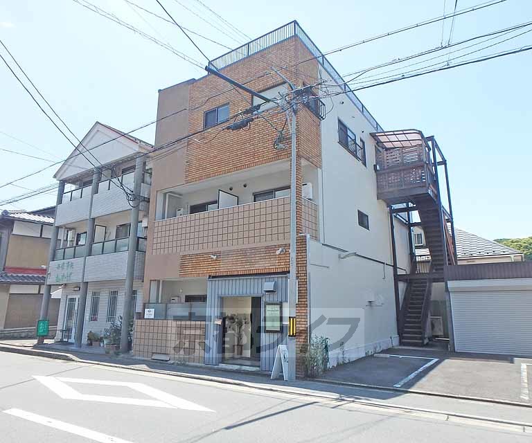 京都市左京区鹿ケ谷西寺ノ前町のマンションの建物外観