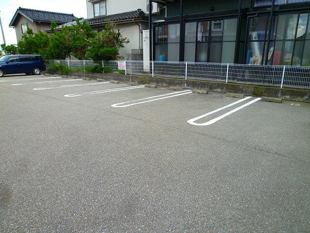 【クロスローズIIの駐車場】