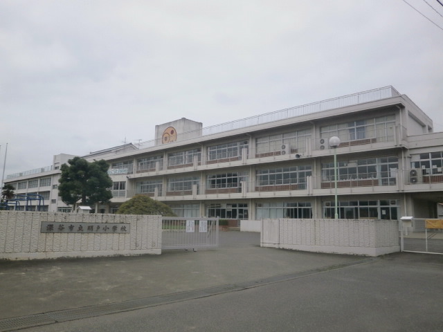 【ビレッジハウス深谷1号棟の小学校】