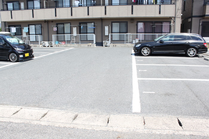 【カトルセゾンの駐車場】