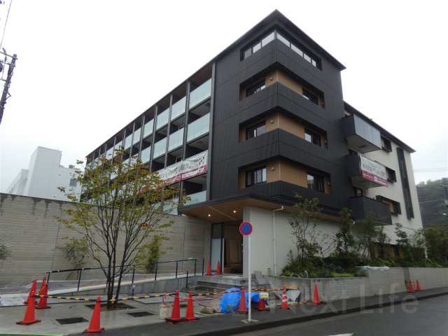 稲城市百村のマンションの建物外観