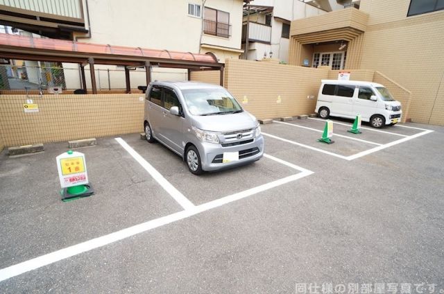 【京都市伏見区深草山村町のマンションの駐車場】