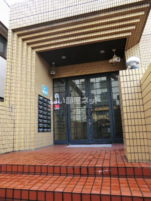 【京都市伏見区深草山村町のマンションのエントランス】