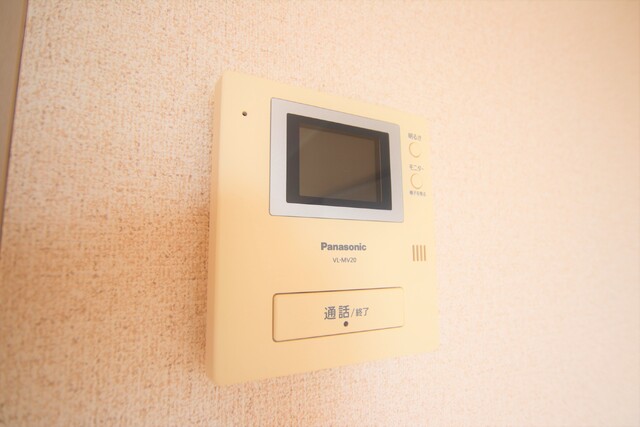 セキュリティ　ＴＶモニタ付ドアホンあり♪　訪問者のお顔が確認できて安心♪