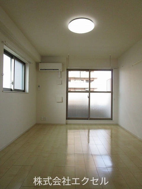 居室・リビング　エアコン完備の明るい室内です。