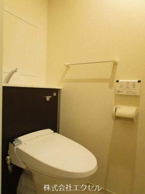 トイレ　温水洗浄便座です。