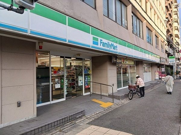 コンビニ　ファミリーマート 丸太町猪熊店（コンビニ）まで400m
