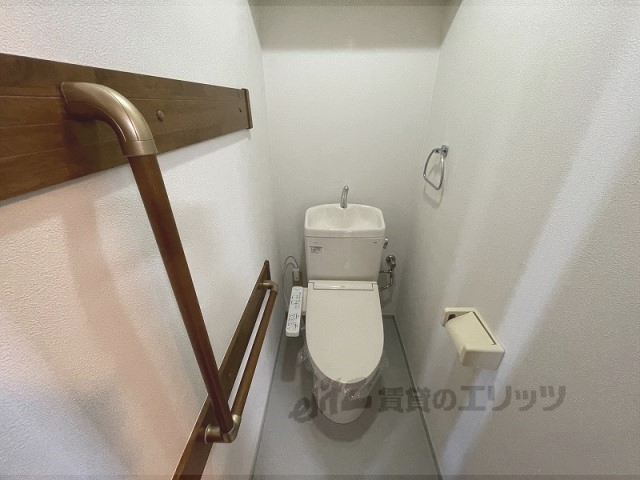 トイレ　手すりが取り付けられています。