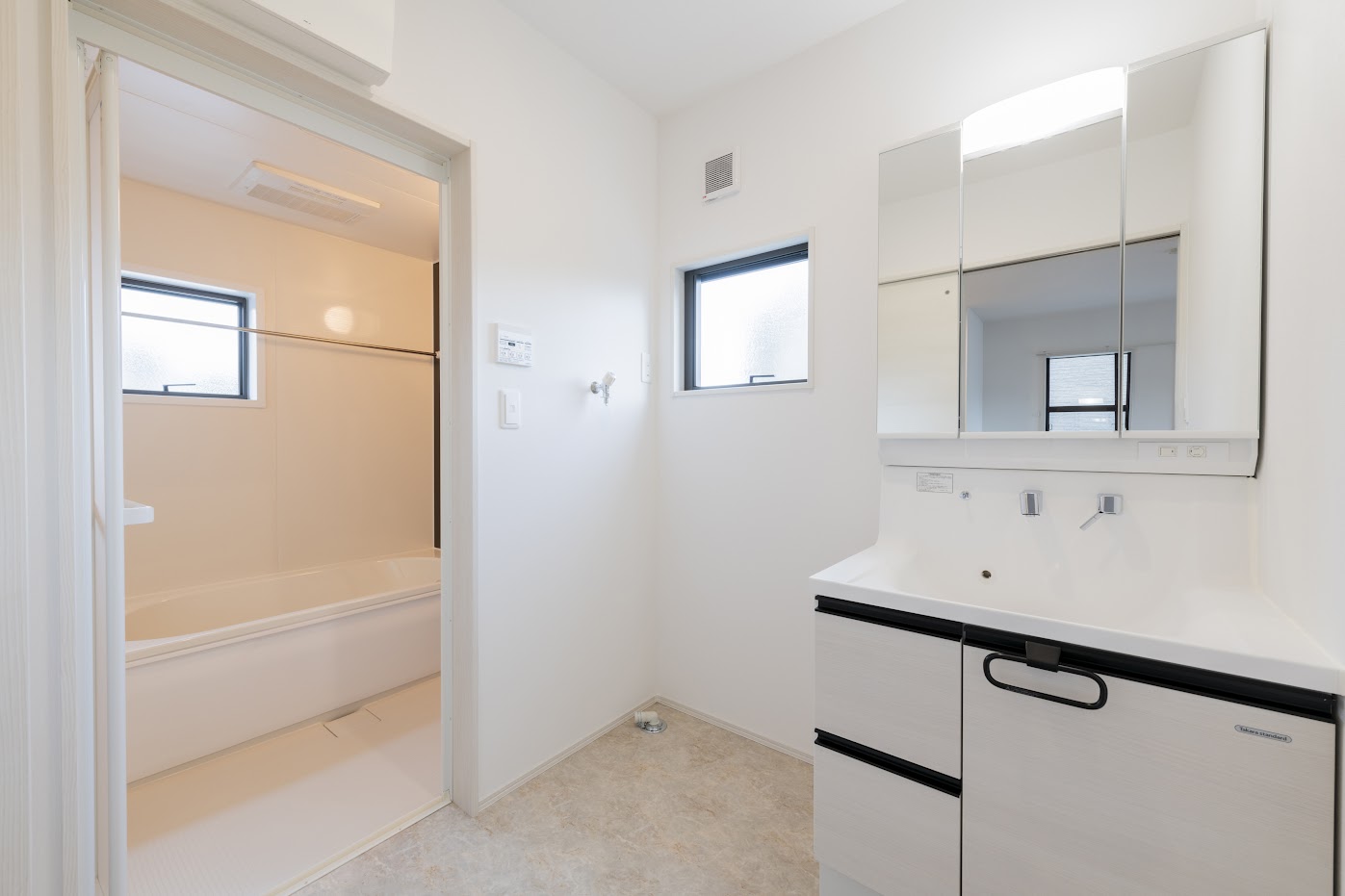 洗面設備　同シリーズの別物件の写真です。現況優先です。