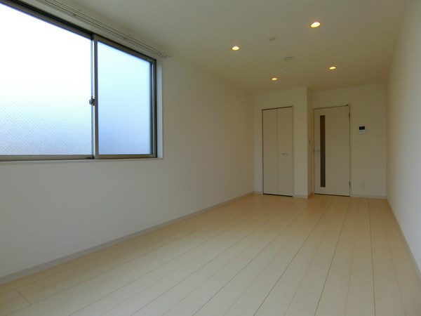 居室・リビング　白を基調とした明るいお部屋です。