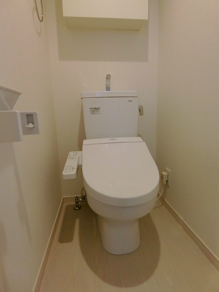 トイレ　温水洗浄便座付きのトイレです。