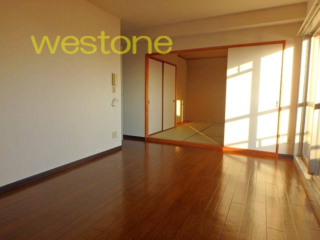 居室・リビング　明るいLDKと和室