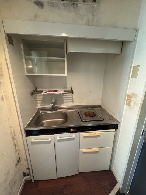 キッチン　コンパクトなキッチンなのでお手入れも楽！収納も付いているので
