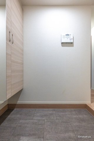 玄関　写真は同じ大和ハウス施工の最近の物です。参考にご覧ください。