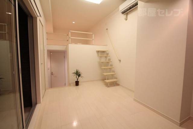 居室・リビング　３階層に別れた居住空間を堪能してください