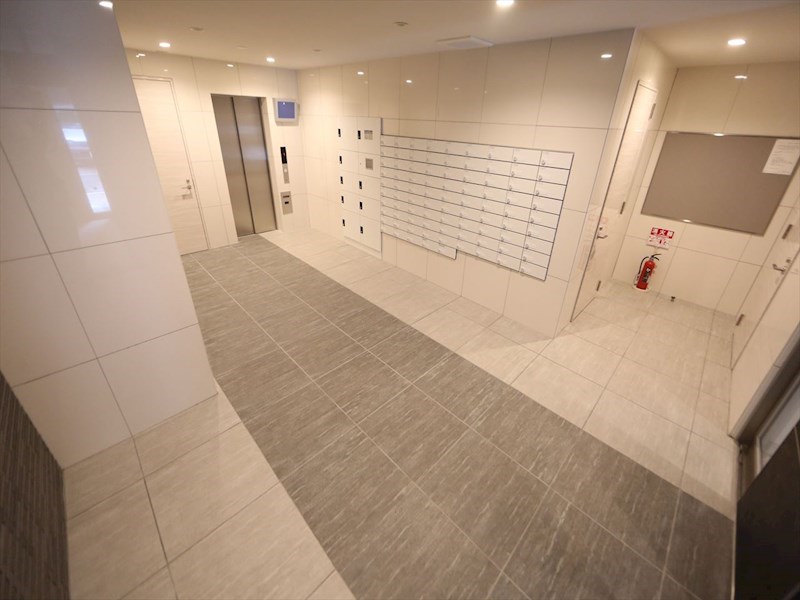 エントランス　エントランス　オートロック　宅配ＢＯＸ　防犯カメラ