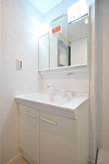 洗面設備　朝の支度にも助かる、独立の洗髪洗面化粧台