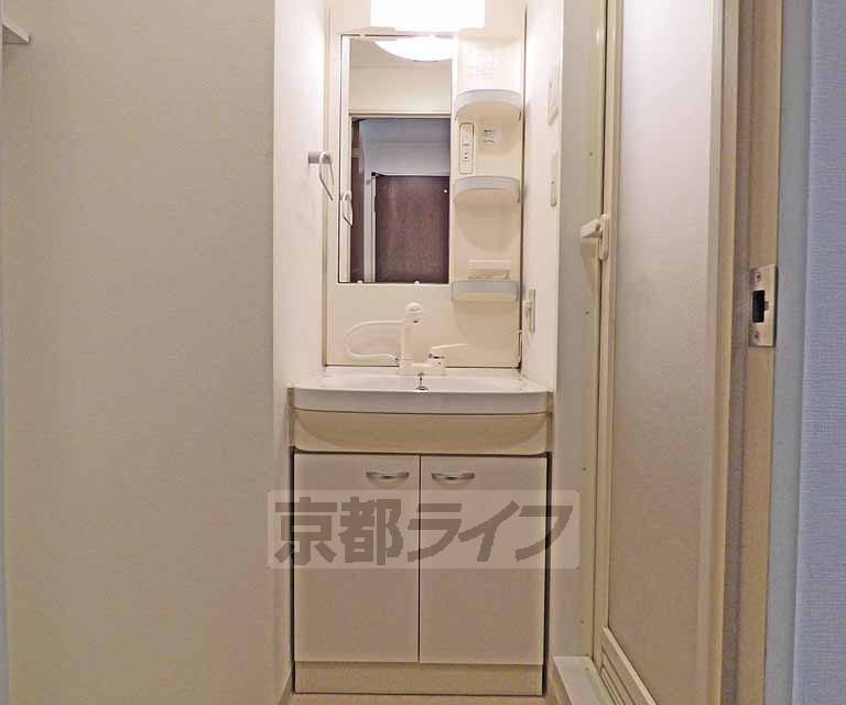 洗面設備　綺麗な洗面台です。